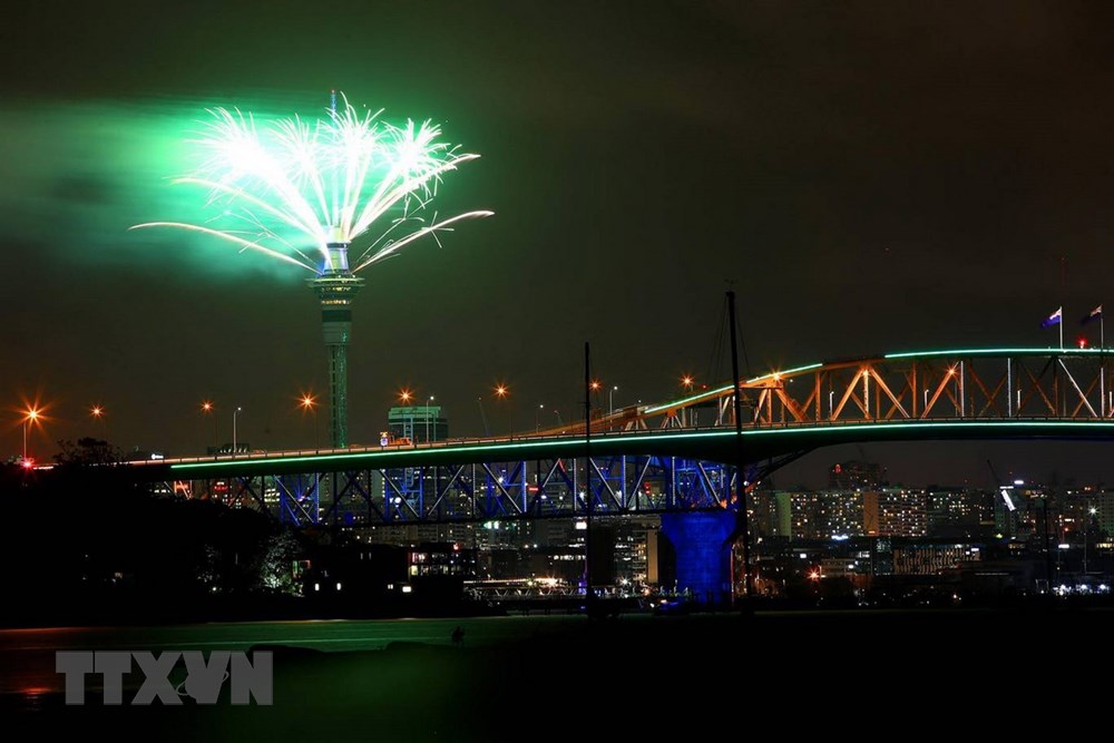 Màn pháo hoa rực rỡ sắc màu trên tòa Tháp Sky ở Auckland của New Zealand, một trong những quốc gia đón Năm mới 2019 sớm nhất. (Ảnh: Mirror/TTXVN)