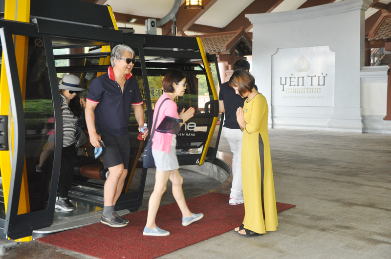 Du khách đến tham quan Yên Tử