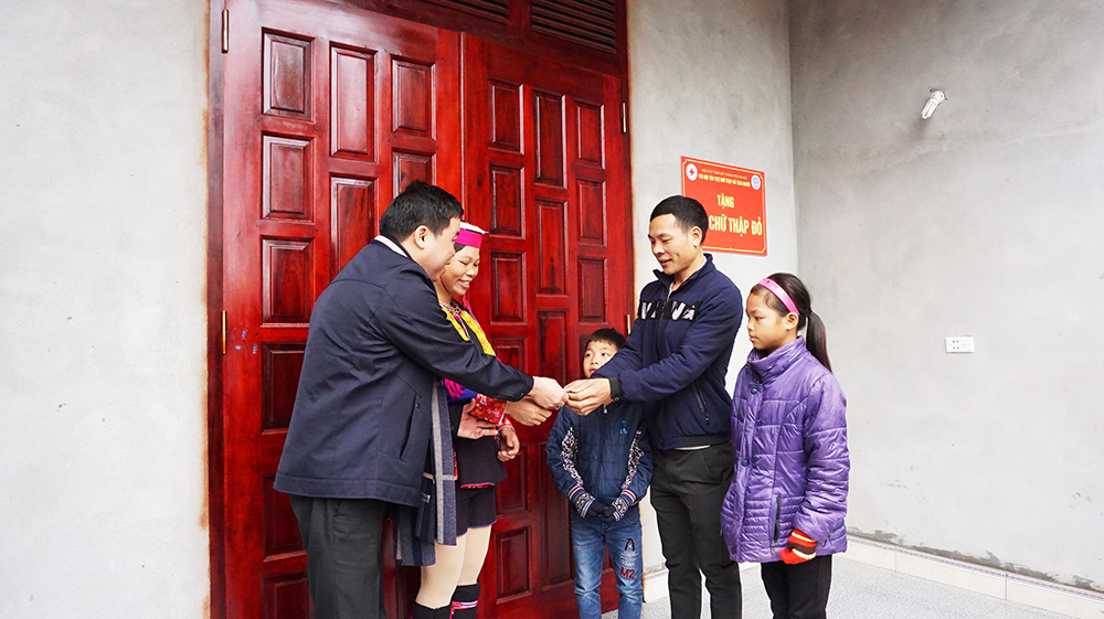 Trao tặng nhà chữ thập đỏ cho gia đình anh Vòong Văn Tiến, thôn Khe Mười, xã Hà Lâu, huyện Tiên Yên.