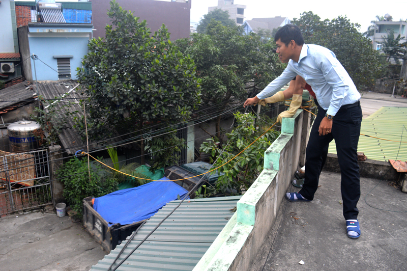 Người dân phải tự kéo đường điện sau khi bị xe tải làm đứt.