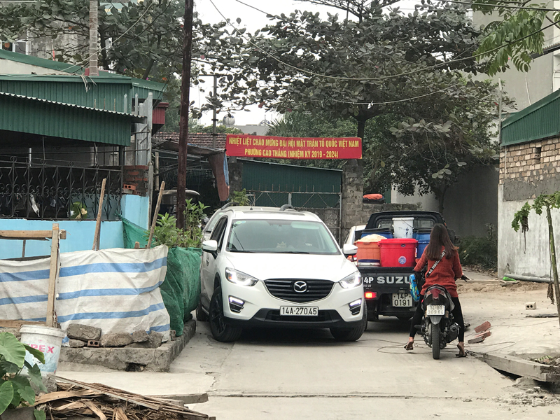 Các xe tải, xe ô tô đi qua ngõ dân sinh khiến đoạn đường này bị ùn tắc.