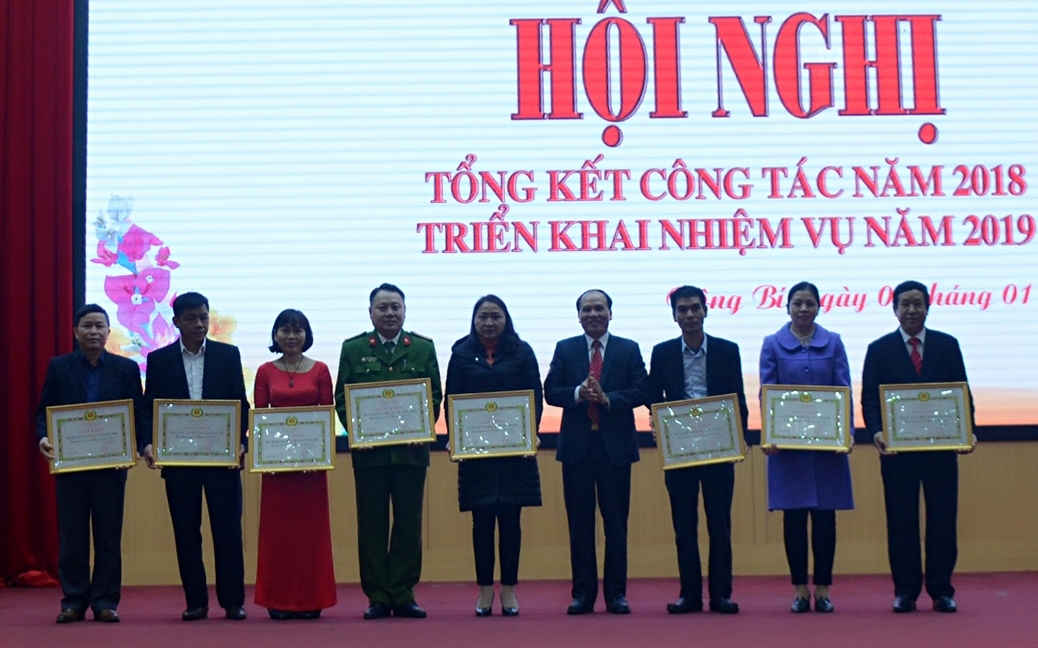Tại hội nghị, 9 cơ sở Đảng hoàn thành xuất sắc nhiệm vụ; 21 tập thể, 42 cá nhân có thành tích xuất sắc trong công tác đảng năm 2018 đã được biểu dương khen thưởng