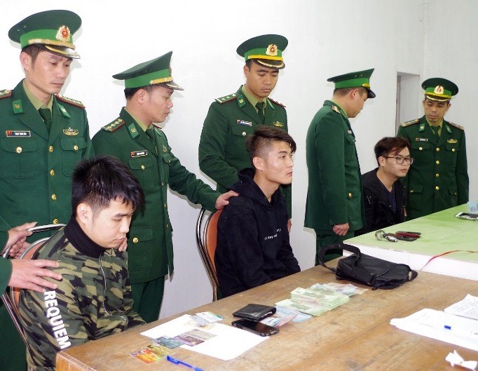 Nhóm đối tượng người nước ngoài dùng thẻ ATM giả để rút tiền tại các cây ATM bị lực lượng chức năng bắt giữ.