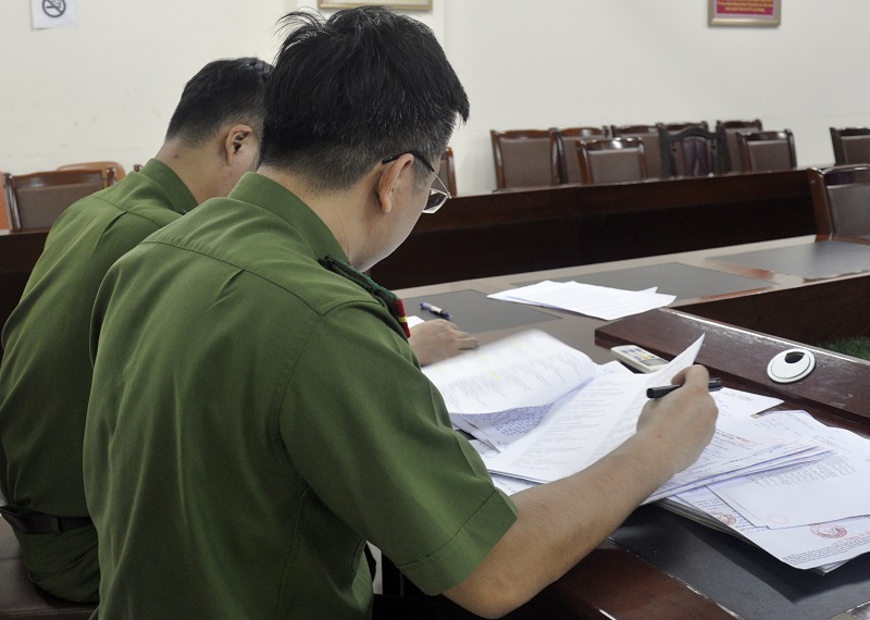 Các điều tra viên Phòng Cảnh sát Kinh tế (Công an tỉnh) nghiên cứu tài liệu đấu tranh, triệt phá các vụ án tội phạm công nghệ cao.