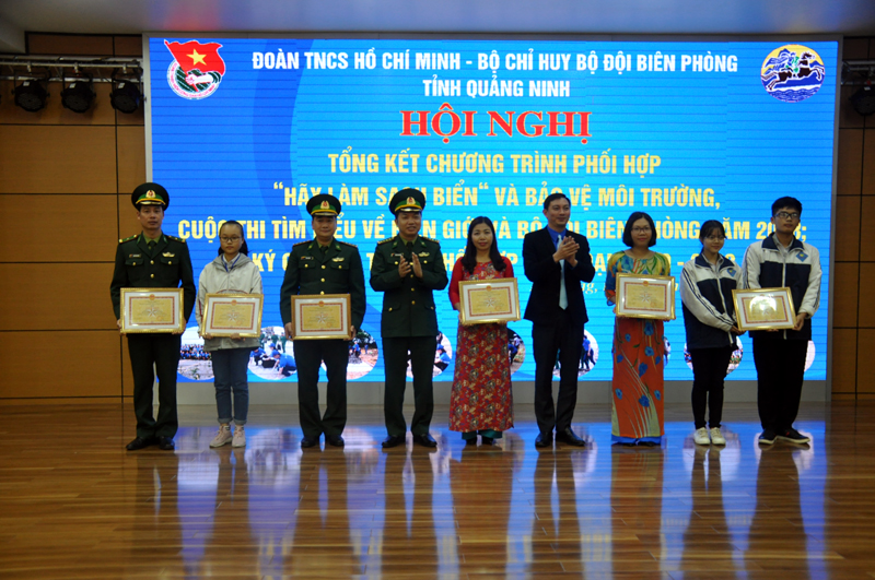Lãnh đạo Tỉnh Đoàn, Bộ Chỉ huy Bộ đội Biên phòng tỉnh trao giải cho những cá nhân đoạt giải trong cuộc thi tìm hiểu về biên giới và Bộ đội Biên phòng