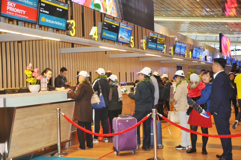 Khách du lịch làm thủ tục check in tại sân bay Vân Đồn