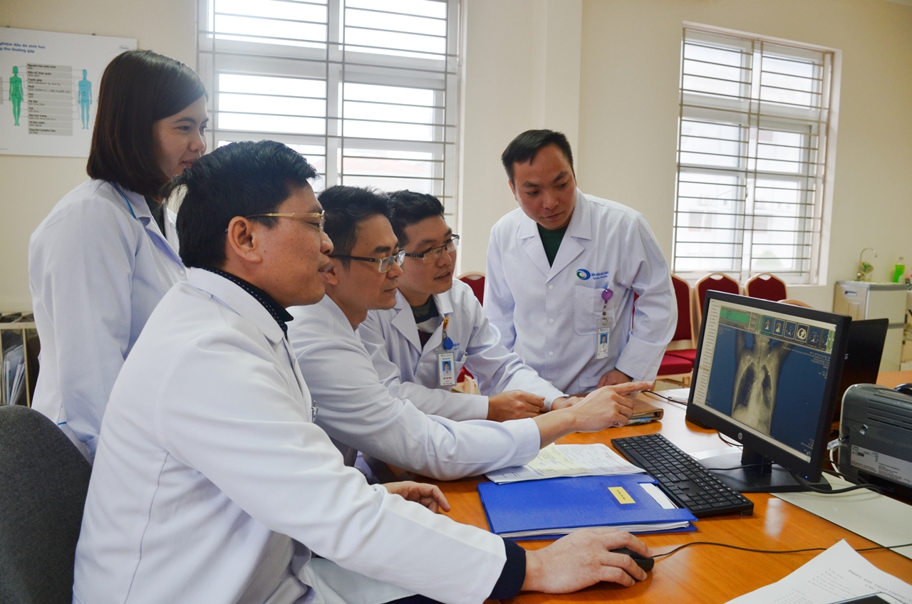 Các bác sĩ Khoa Xạ trị và Y học hạt nhân, Bệnh viện Bãi Cháy đang trao đổi về chuyên môn