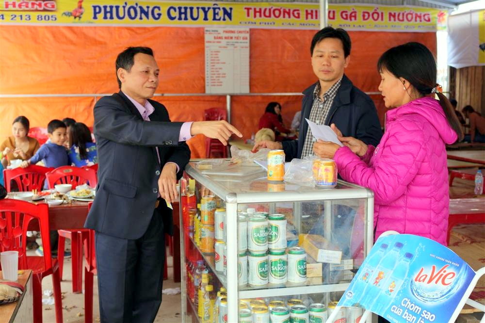 Cán bộ Chi cục cùng Đoàn Kiểm tra liên ngành về ATTP của tỉnh kiểm tra các cơ sở kinh doanh dịch vụ ăn uống phục vụ lễ hội xuân trên địa bàn TP Hạ Long hồi tháng 1/2018.