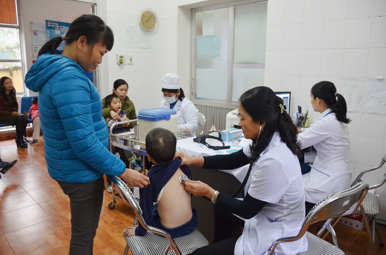 Trẻ được khám sàng lọc cẩn thận trước khi tiêm phòng vắc xin sởi, rubella