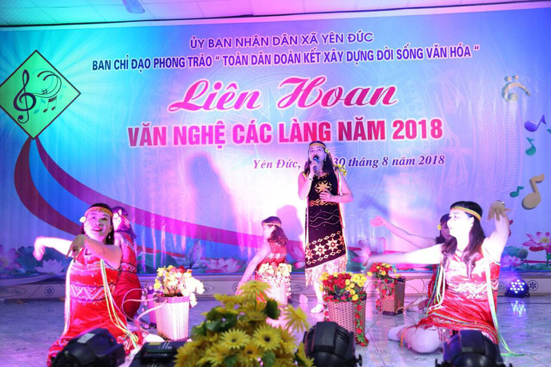 Một tiết mục biểu diễn trong buổi Liên hoan văn nghệ các làng văn hóa xã Yên Đức (Đông Triều)