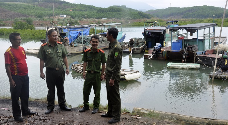 Không chỉ có vậy Đại úy Thân Đức Hiếu (thứ 2 bên trái) luôn gần dân, lắng nghe ý kiến của nhân dân để tham mưu lãnh đạo Công an huyện Đầm Hà cùng cấp ủy, chính quyền địa phương giải quyết kịp thời các nhu cầu chính đáng của công dân.