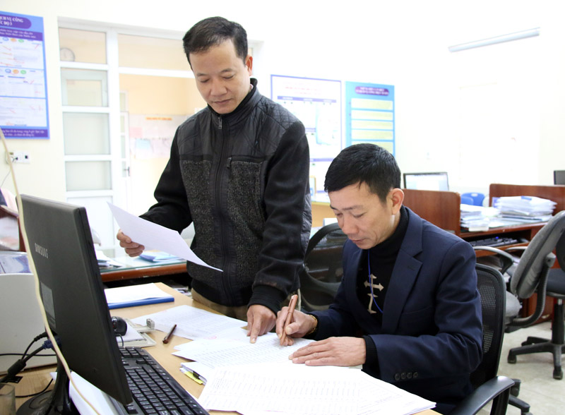 Công chức xã Hiệp Hòa rà soát danh sách các đối tượng được nhận quà Tết năm 2019.