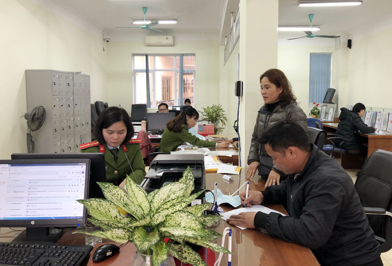 Người dân đến làm thủ tục hành chính tại Trung tâm hành chính công TP Cẩm Phả