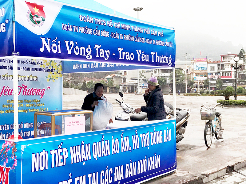Người dân mang quần áo đến ủng hộ tại điểm tiếp nhận quần áo chương trình 