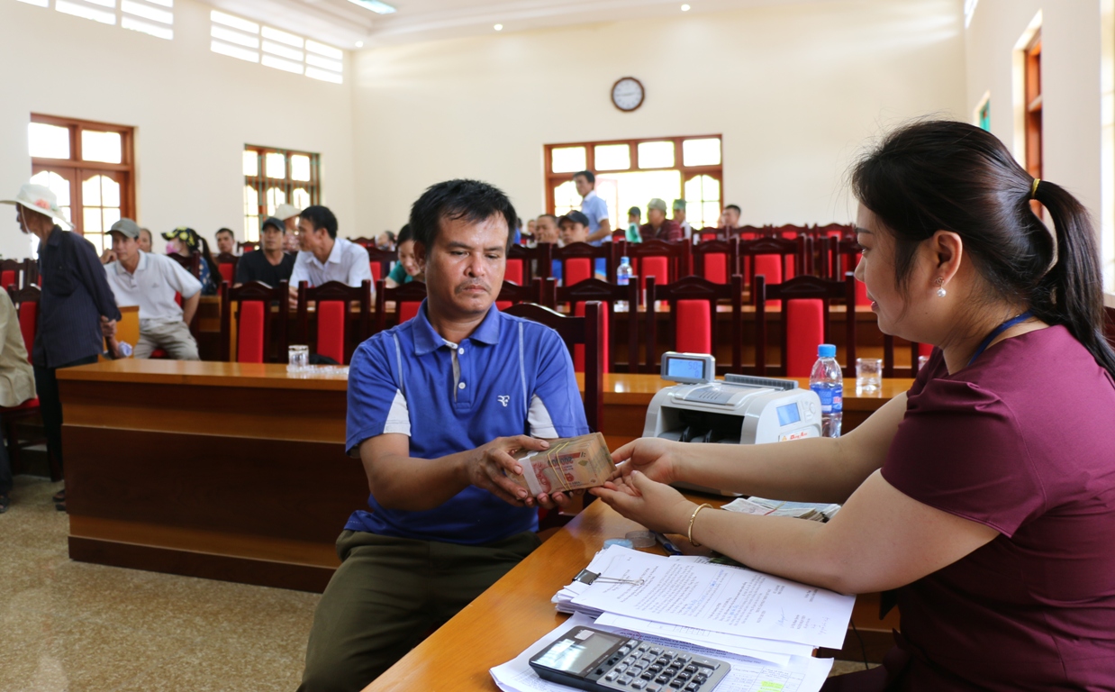 Các hộ dân xã Sông Khoai đến nhận tiền hỗ trợ bồi thường và bàn giao mặt bằng Dự án xây dựng khu công nghiệp Sông Khoai.