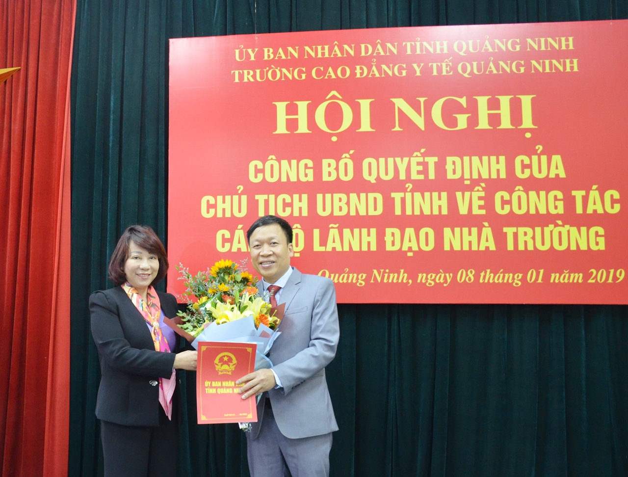 UBND tỉnh, trao quyết định bổ nhiệm có thời hạn đồng chí Trần An Dương, Trưởng Phòng Đào tạo, Trường Cao đẳng Y tế Quảng Ninh, giữ chức vụ Phó Hiệu trưởng nhà trường.