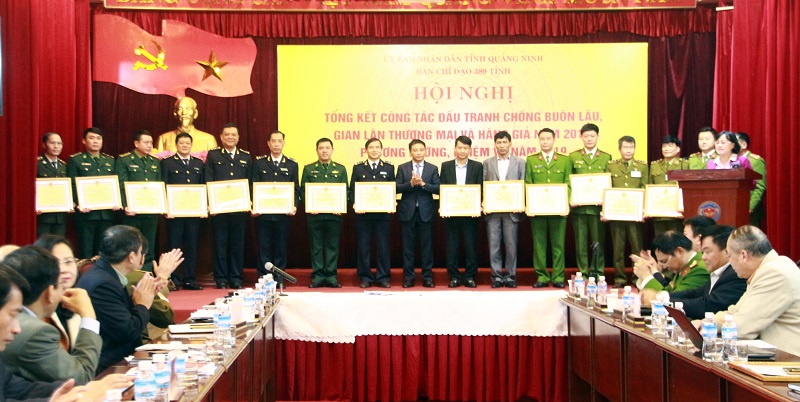 Đồng chí Nguyễn Văn Thắng, Ủy viên Dự khuyết BCH Trung ương Đảng, Phó Chủ tịch UBND tỉnh, Trưởng Ban chỉ đạo 389 tỉnh trao tặng bằng khen của UBND tỉnh cho các tập thể, cá nhân.