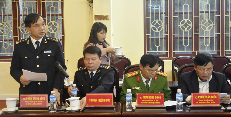 Đại diện Cơ quan thường trực BCĐ 389 tỉnh trình bày báo cáo tại hội nghị.