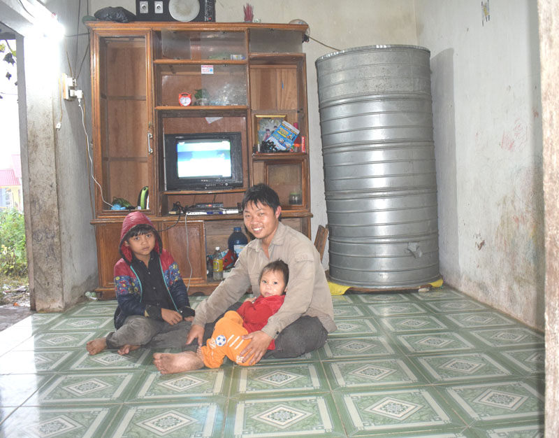 Hàng ngày vợ chồng anh Tài đi làm cả ngày chỉ ngày mưa mới ở nhà chơi với các con