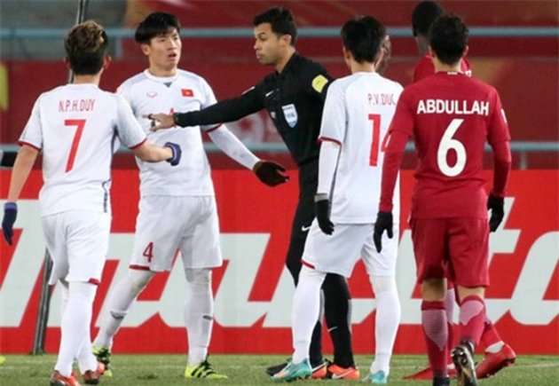  Trọng tài Muhammad Taqi quyết định phạt thẻ Bùi Tiến Dũng và cho U23 Qatar hưởng quả 11m.