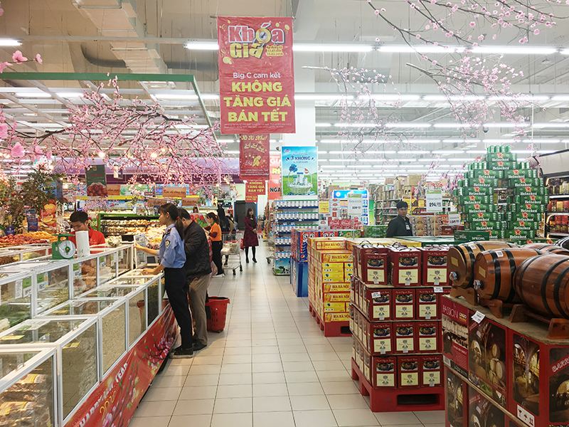Cùng với việc chủ động nguồn hàng, siêu thị, đại lý, trung tâm thương mại cam kết không tăng giá bán sản phẩm trong dịp Tết.