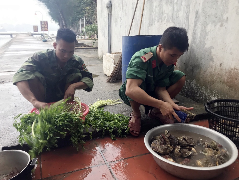 Các chiến sĩ Trung đội 14 Đảo Hòn Rồng chế biến thức ăn từ nguồn thực phẩm tự cung tự cấp ở trên đảo. 