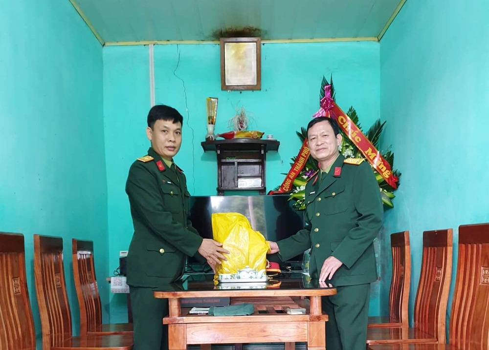 Lãnh đạo Bộ CHQS tỉnh thăm hỏi, động viên cán bộ chiến sĩ Trạm Thông tin Hồng Hải. 