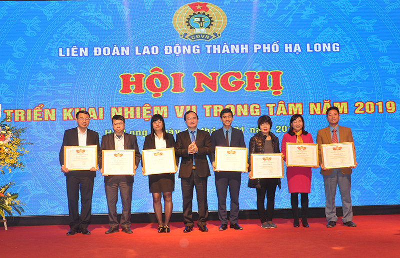 Các CĐCS xuất sắc được tặng bằng khen của LĐLĐ tỉnh.