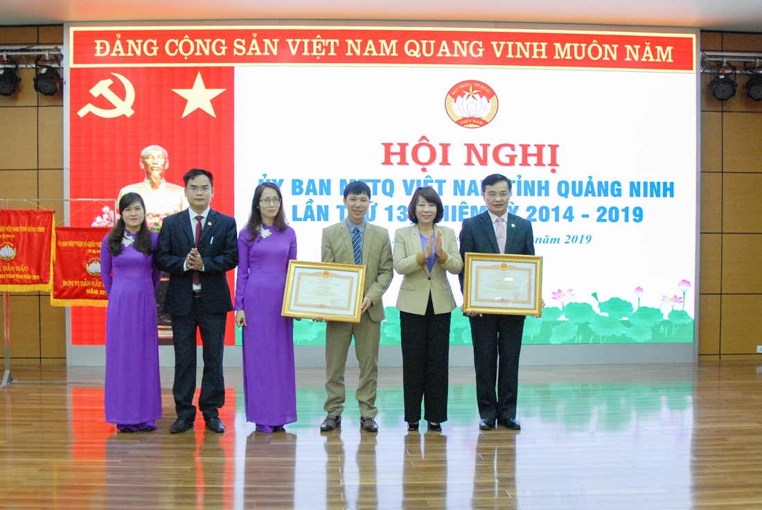 Đồng chí Vũ Thị Thu Thủy, Chủ tịch UBND tỉnh, thừa ủy quyền Thủ tướng Chính phủ, trao tặng Bằng khen cho đồng chí Đỗ Mạnh òngHu và tập thể Ban Dân chủ - Pháp luật, Ủy ban MTTQ tỉnh.