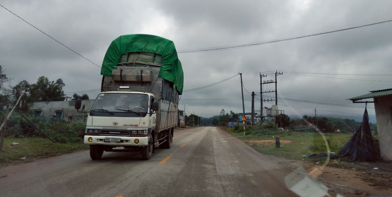 Theo phản ánh của người dân, đã có lần do việc chở hàng hóa quá cao mà các xe tải đã làm đứt dây điện sinh hoạt của người dân 