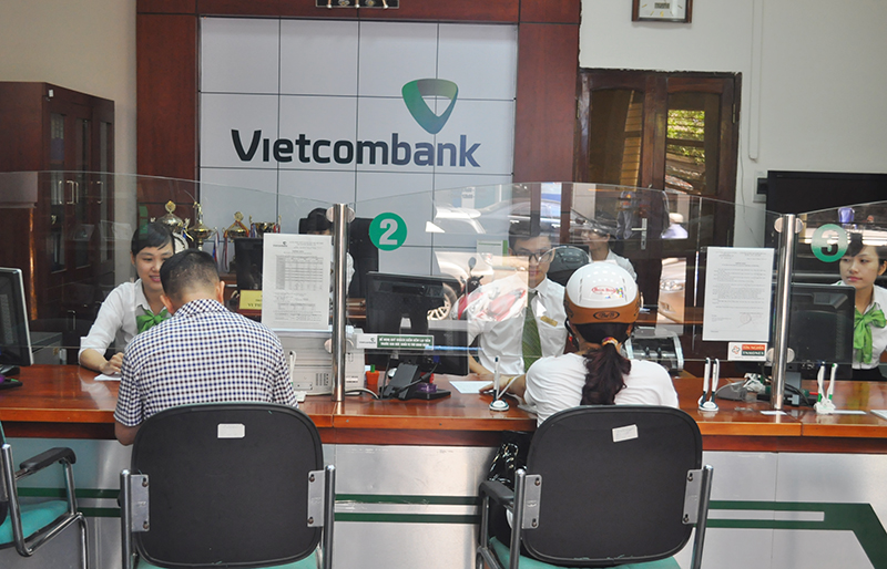 Khách hàng giao dịch tại Viecombank chi nhánh Móng Cái.