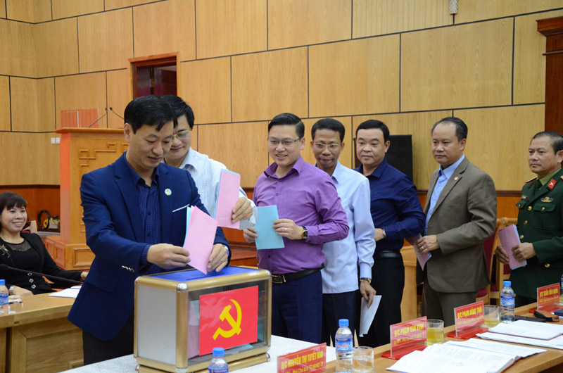 ấy phiếu tín nhiệm đối với tập thể và cá nhân các uỷ viên Ban Thường vụ Thành ủy nhiệm kỳ 2015 - 2020