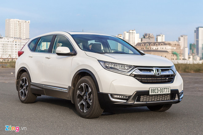 Tăng giá 10 triệu đồng, phiên bản cao cấp nhất Honda CR-V 1.5 L vẫn rẻ hơn so với Hyundai Santa Fe xăng 2.4L bản đặc biệt. Ảnh: Tuấn Cao.