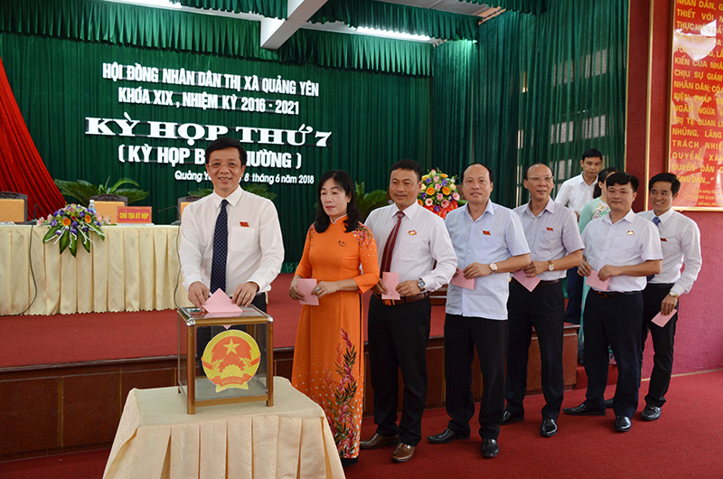Các đại biểu HĐND thị xã Quảng Yên bỏ phiếu bầu chức danh Phó Chủ tịch UBND thị xã.