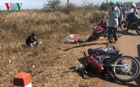 Nạn nhân nằm la liệt trên đường.
