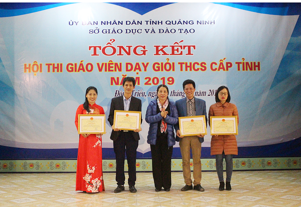 Đồng chí Vũ Liên Oanh - Gíam đốc Sở GD&ĐT tỉnh trao giấy khen cho 04 giáo viên xuất sắc nhất các bộ môns
