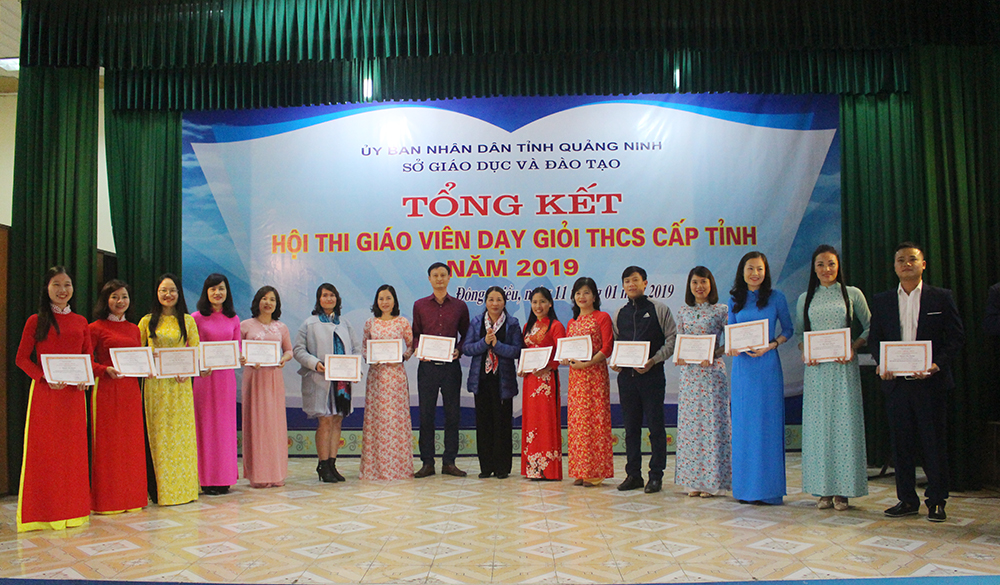 Đồng chí Vũ Liên Oanh - Gíam đốc Sở GD&ĐT tỉnh trao danh hiệu giáo viên dạy giỏi cấp tỉnh cho các giáo viên