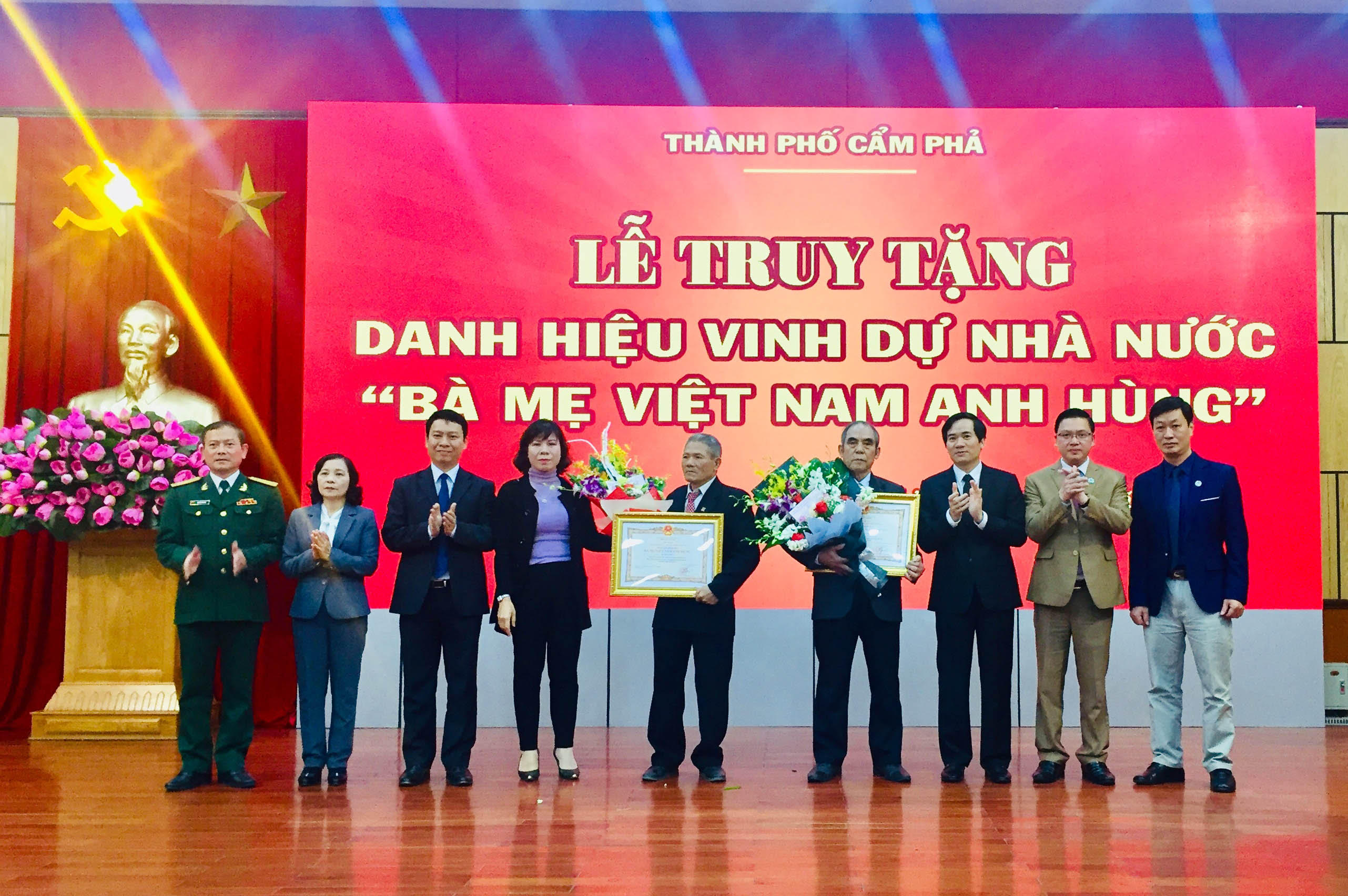 Lãnh đạo thành phố trao danh hiệu vinh dự Nhà nước “Bà mẹ Việt Nam Anh hùng” cho thân nhân hai mẹ Đinh Thị Lương và Tô Thị Lường.