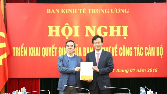 Đồng chí Nguyễn Văn Bình, Ủy viên Bộ Chính trị, Bí thư T.Ư Đảng, Trưởng Ban Kinh tế T.Ư trao Quyết định bổ nhiệm Phó Trưởng Ban Kinh tế T.Ư, ngày 11/1/2019.