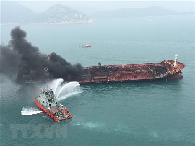 Tàu chở dầu Aulac Fortune thuộc Công ty cổ phần Âu Lạc phát nổ và bốc cháy. (Nguồn: AFP/TTXVN)