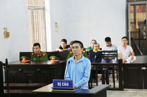 Bị cáo Hùng tại phiên tòa xét xử sáng 11/1.