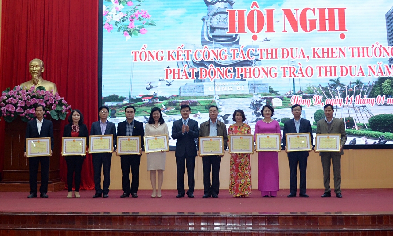 Các cá nhân, tập thể được Chủ tịch UBND TP Uông Bí khen thưởng.