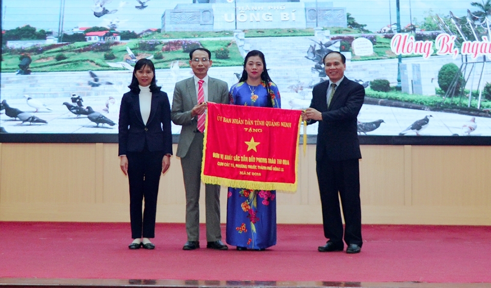Tập thể phường Yên Thanh được nhận Cờ dẫn đầu khối thi đua