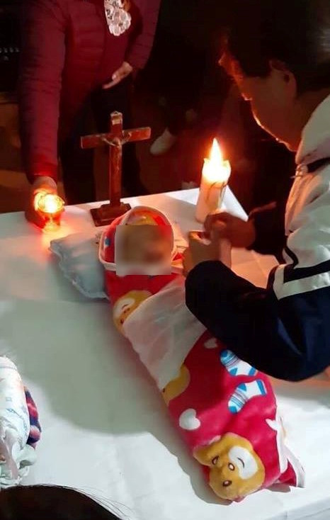 Gia đình lo hậu sự cho bé gái.
