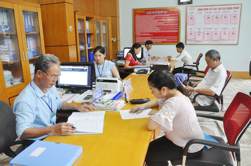Bộ phận Tiếp nhận và trả kết quả hiện đại xã Vô Ngại (Bình Liêu) giải quyết thủ tục hành chính cho người dân. Ảnh: Thanh Tùng.