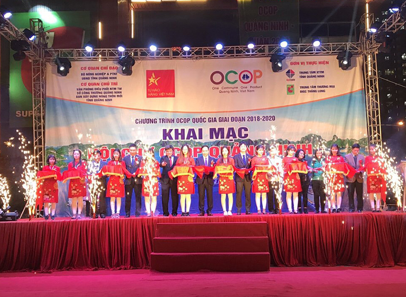 Các đại biểu cắt băng khai mạc hội chợ