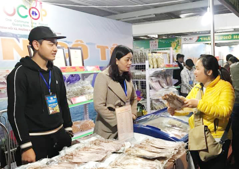 Gian hàng OCOP của các địa phương thu hút đông đảo người dân.