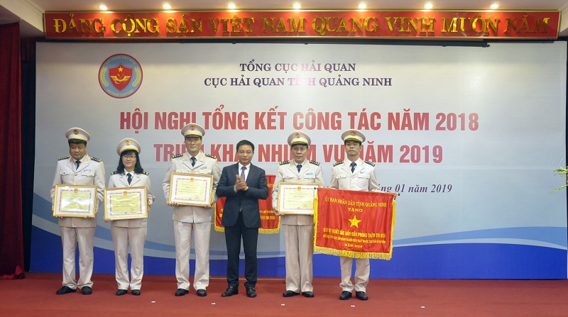 Đồng chí Nguyễn Văn Thắng, Ủy viên Dự khuyết Trung ương Đảng, Phó Chủ tịch UBND tỉnh trao tặng cờ thi đua cho CBCC Trạm Kiểm soát liên hợp Km15 - Bến tàu Dân Tiến và bằng khen của UBND tỉnh cho các tập thể, cá nhân.