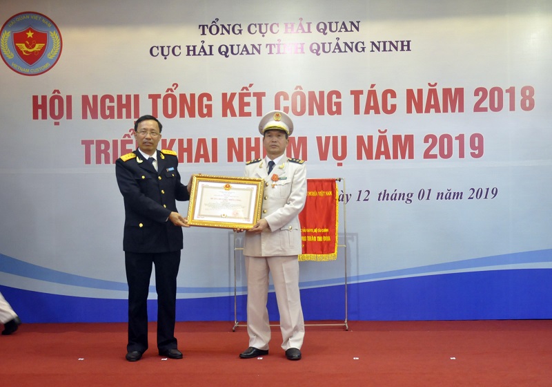 Thừa ủy quyền của Chủ tịch nước, đồng chí Nguyễn Văn Cẩn, Tổng cục trưởng Tổng cục Hải quan đã trao tặng Huân chương Chiến công hạng Ba của Chủ tịch nước về thành tích xuất sắc trong công tác đấu tranh phòng chống tội phạm cho đồng chí Phạm Trung Vịnh, Phó Cục trưởng Cục Hải quan Quảng Ninh. 