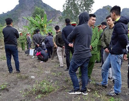 Cơ quan chức năng tổ chức khám nghiệm tại hiện trường và khám nghiệm tử thi nạn nhân.